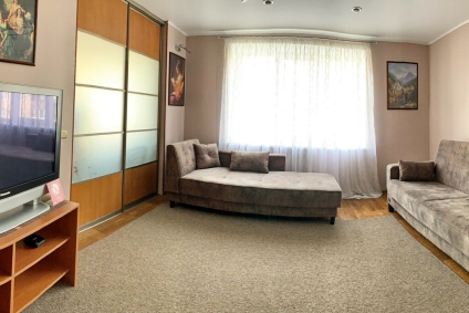 ЧИСТАЯ, УЮТНАЯ КВАРТИРА ПО ПР-Т.ШМИДТА